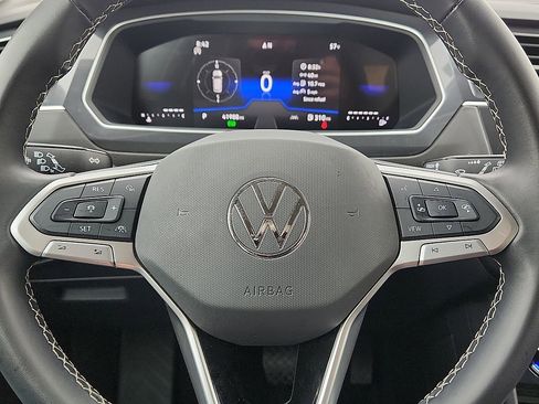 Used 2024 Volkswagen Tiguan SE image 11