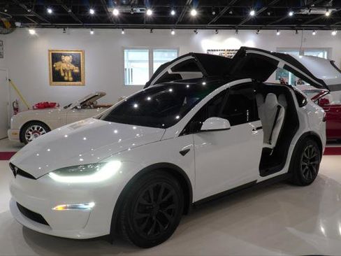 Used 2022 Tesla Model X Plaid image 7