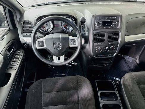 Used 2015 Dodge Grand Caravan SE w/ Quick Order Package 29E SE FWD image 3