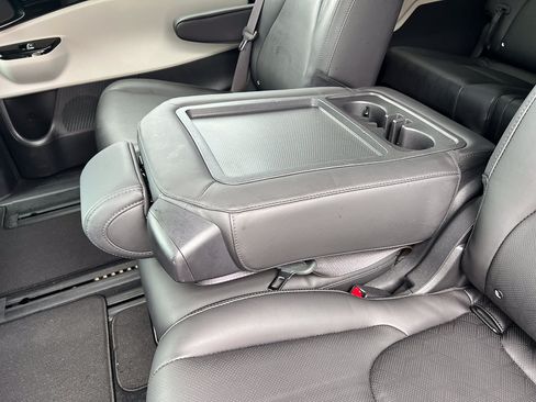 Used 2024 Kia Carnival EX FWD image 30