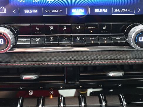 Used 2025 Chevrolet Colorado Z71 w/ Midnight Edition image 6