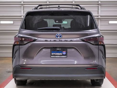 Used 2024 Toyota Sienna LE w/ LE Plus Package FWD image 7