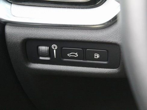 Certified 2022 Volvo S60 T8 R-Design image 19