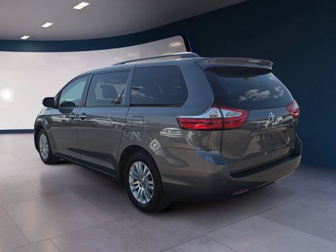 Used 2017 Toyota Sienna XLE Premium FWD image 3