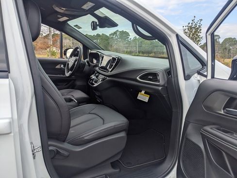 New 2026 Chrysler Pacifica Select image 35