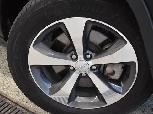 Used 2019 Jeep Cherokee Limited AWD/4WD image 30