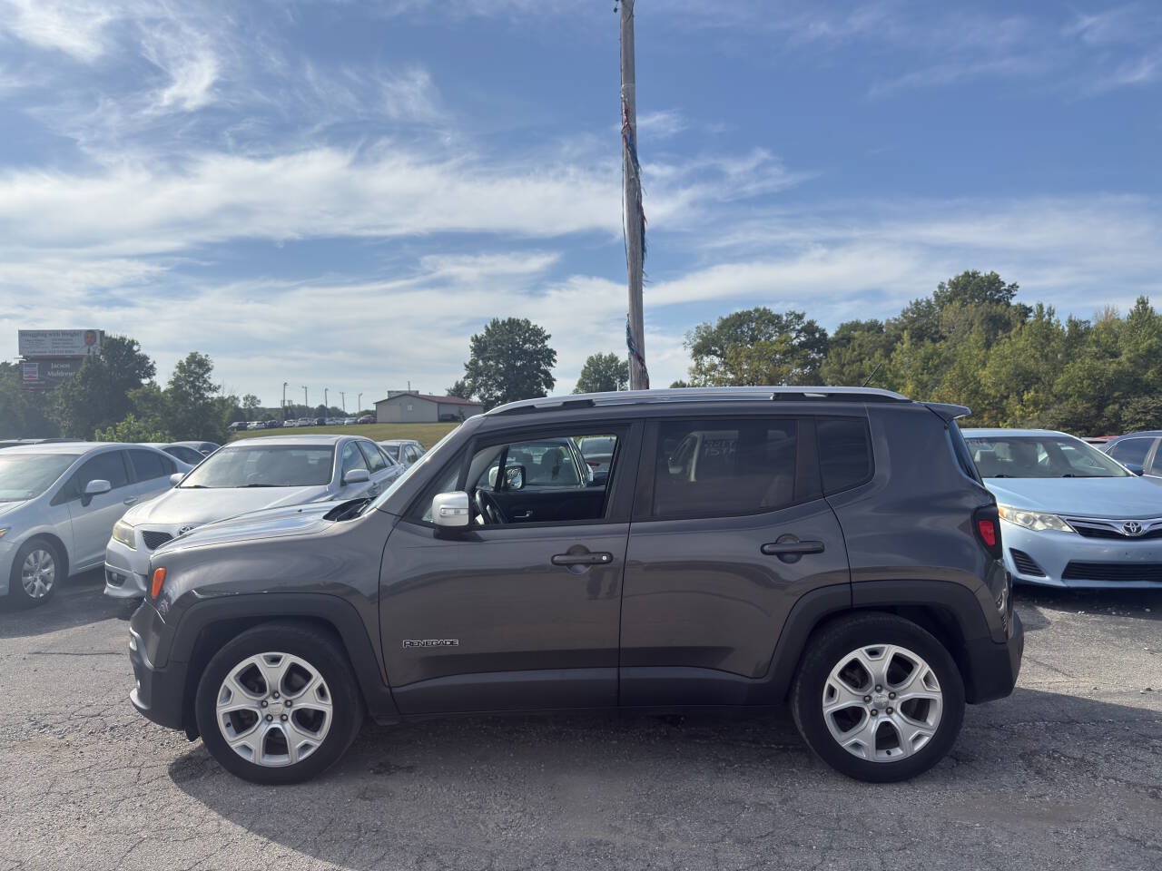 Used 2017 Jeep Renegade Limited FWD image 3