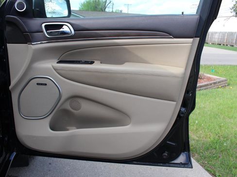 Used 2017 Jeep Grand Cherokee Overland image 39