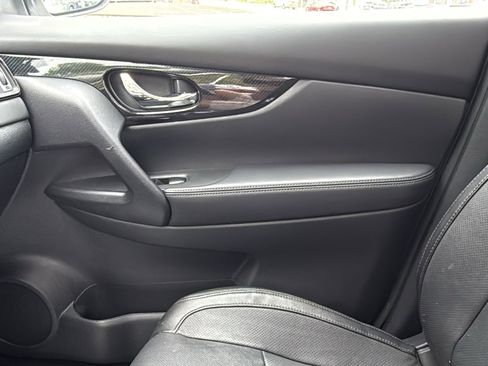 Used 2019 Nissan Rogue SL w/ Premium Package image 19