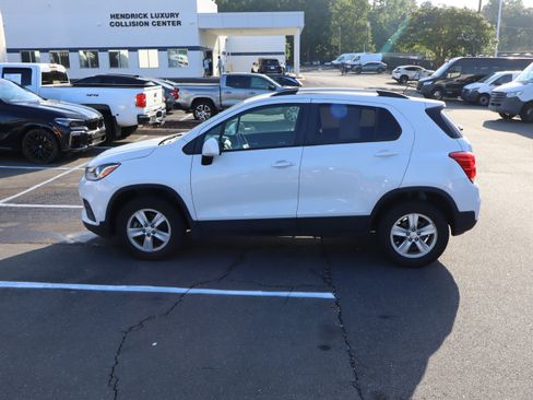 Used 2022 Chevrolet Trax LT w/ LT Convenience Package AWD/4WD image 19