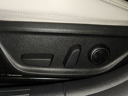 Used 2022 Genesis G70 2.0T image 12