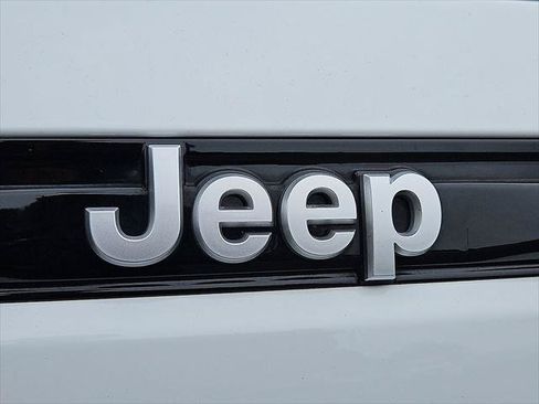 Certified 2025 Jeep Grand Cherokee Summit w/ Luxury Tech Group V AWD/4WD image 30