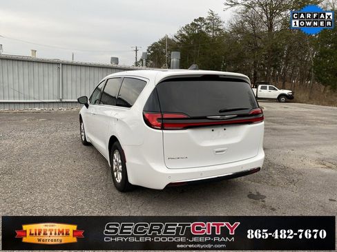 Used 2024 Chrysler Pacifica Touring-L image 7