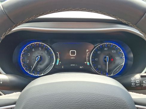 Used 2023 Chrysler Pacifica Touring-L FWD image 20