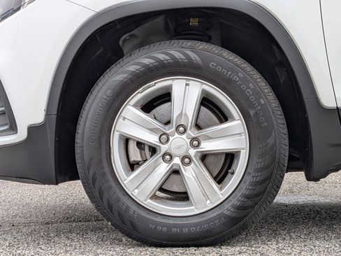 Used 2022 Chevrolet Trax LS w/ Tint and Cruise Package AWD/4WD image 24