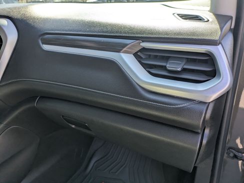 Used 2019 GMC Acadia SLT FWD image 30