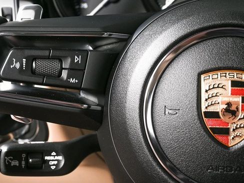 Certified 2025 Porsche Macan image 11