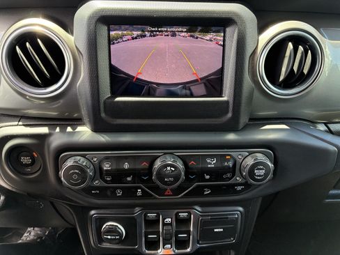 Used 2018 Jeep Wrangler Unlimited Sahara w/ Cold Weather Group AWD/4WD image 32