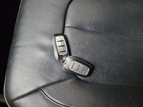 Used 2018 Chrysler Pacifica Limited image 32