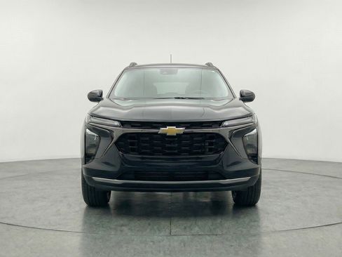 Used 2025 Chevrolet Trax LT w/ LT Convenience Package FWD image 2
