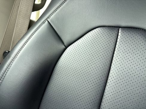 Used 2023 Chrysler Pacifica Touring-L FWD image 6