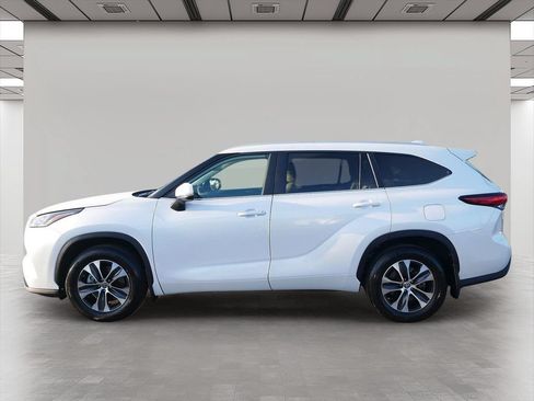 Used 2023 Toyota Highlander XLE AWD/4WD image 3