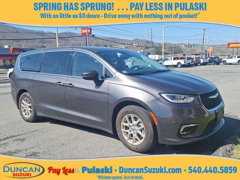 Used 2023 Chrysler Pacifica Touring-L image 1