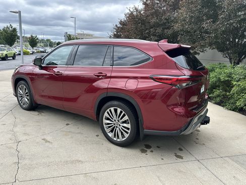 Used 2021 Toyota Highlander Platinum AWD/4WD image 7