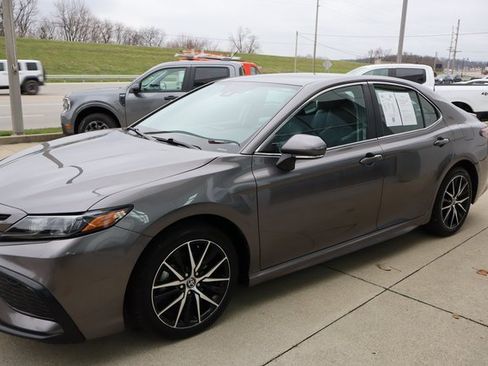 Used 2023 Toyota Camry SE image 5