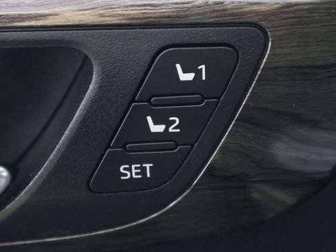 Used 2023 Toyota Highlander Limited AWD/4WD image 38