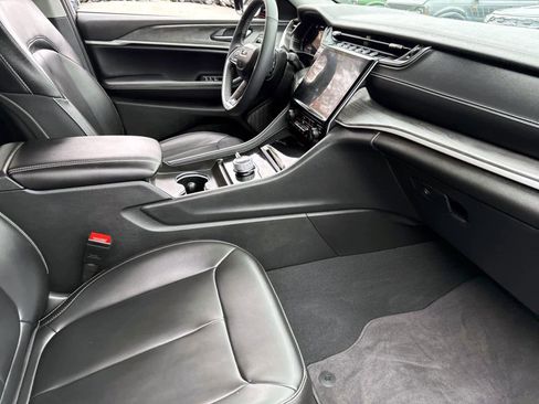 Used 2024 Jeep Grand Cherokee Limited w/ Black Appearance Package image 8