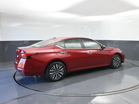 Used 2025 Nissan Altima 2.5 SV image 15