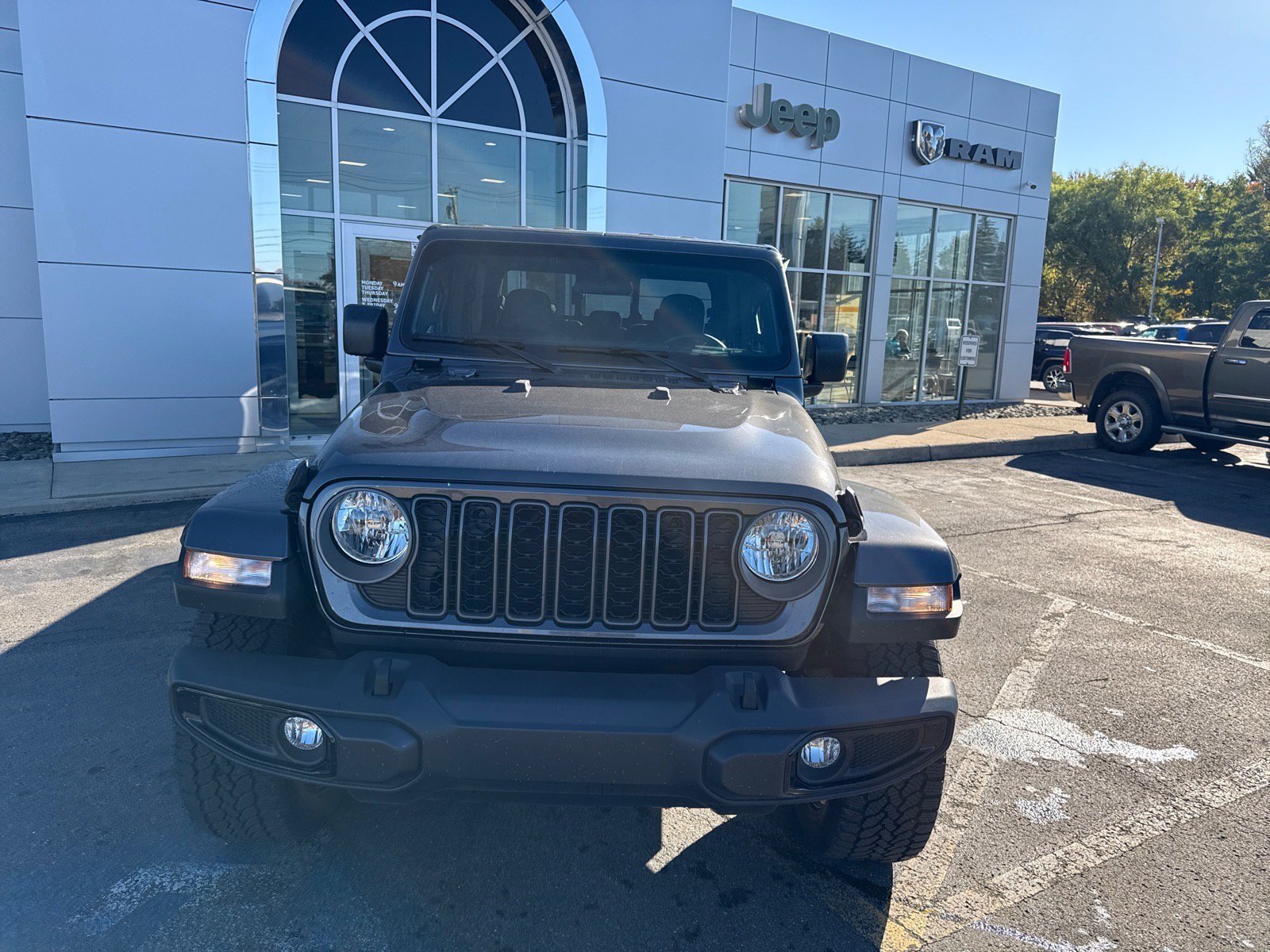 Used 2025 Jeep Gladiator Sport AWD/4WD image 8