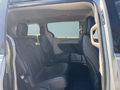 Used 2024 Chrysler Pacifica Touring-L FWD image 14