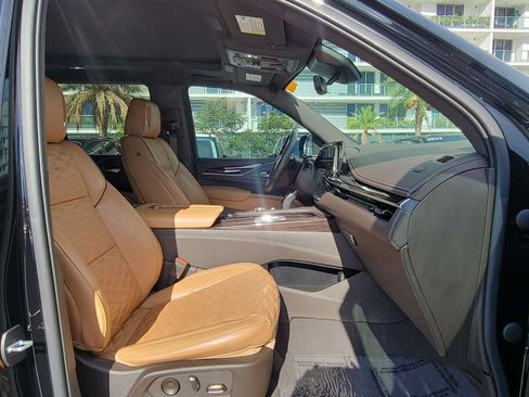 Used 2022 Cadillac Escalade Premium Luxury AWD/4WD image 18