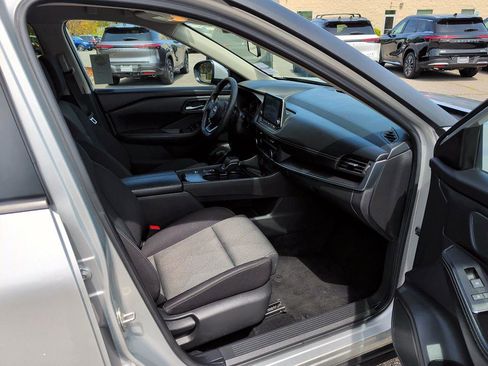 Used 2024 Nissan Rogue SV image 12