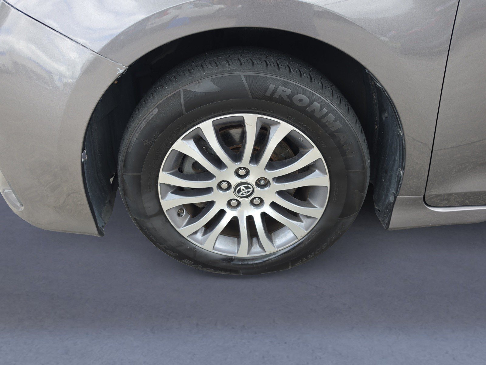 Used 2020 Toyota Sienna XLE Premium FWD image 30