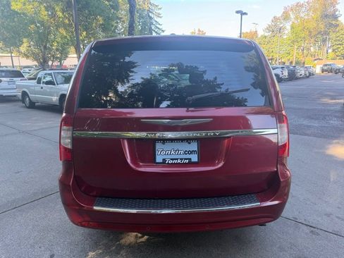 Used 2012 Chrysler Town & Country Touring-L w/ Driver Convenience Group FWD image 5