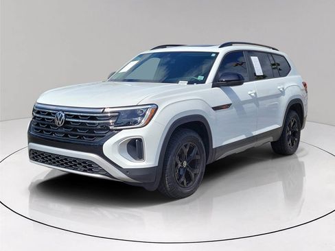 Used 2024 Volkswagen Atlas Peak Edition SE AWD/4WD image 3