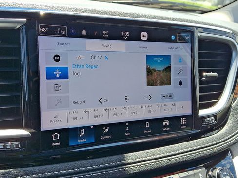 Used 2023 Chrysler Pacifica Limited AWD/4WD image 15