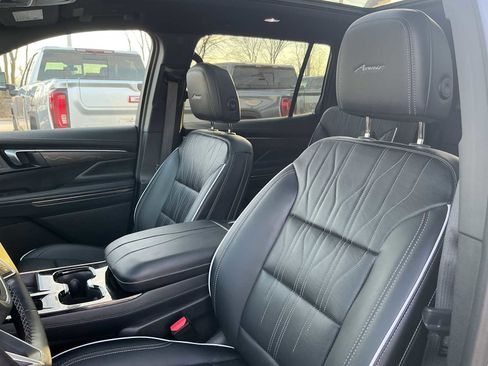 Used 2025 Buick Enclave Avenir image 23