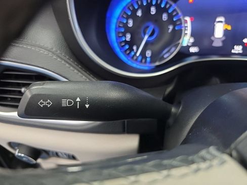 Used 2020 Chrysler Pacifica Limited FWD image 32