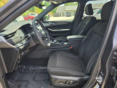Used 2025 Jeep Grand Cherokee Laredo X AWD/4WD image 4