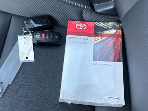 Used 2025 Toyota Camry SE image 10