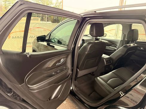 Used 2024 GMC Terrain SLT image 17