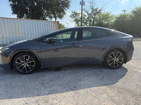 Used 2024 Toyota Prius XLE FWD image 5