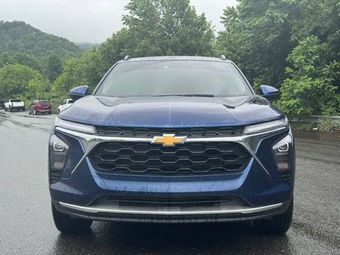 Used 2024 Chevrolet Trax LT w/ Driver Confidence Package FWD image 2