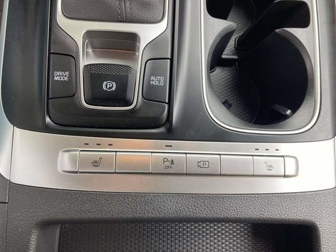 Used 2024 Kia Carnival LX FWD image 16