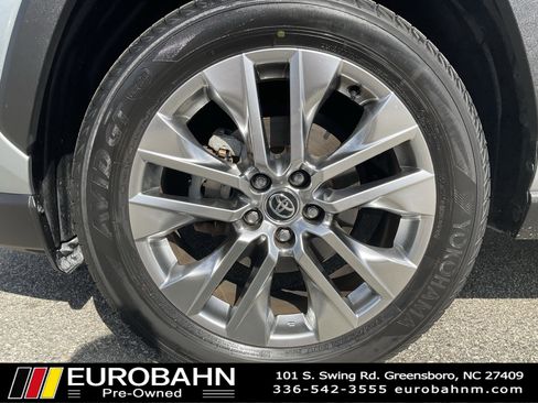 Used 2021 Toyota RAV4 XLE Premium image 30