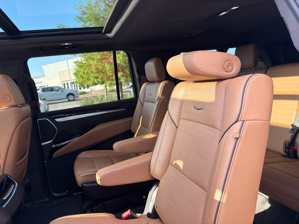 Used 2025 Cadillac Escalade ESV Premium Luxury AWD/4WD image 33
